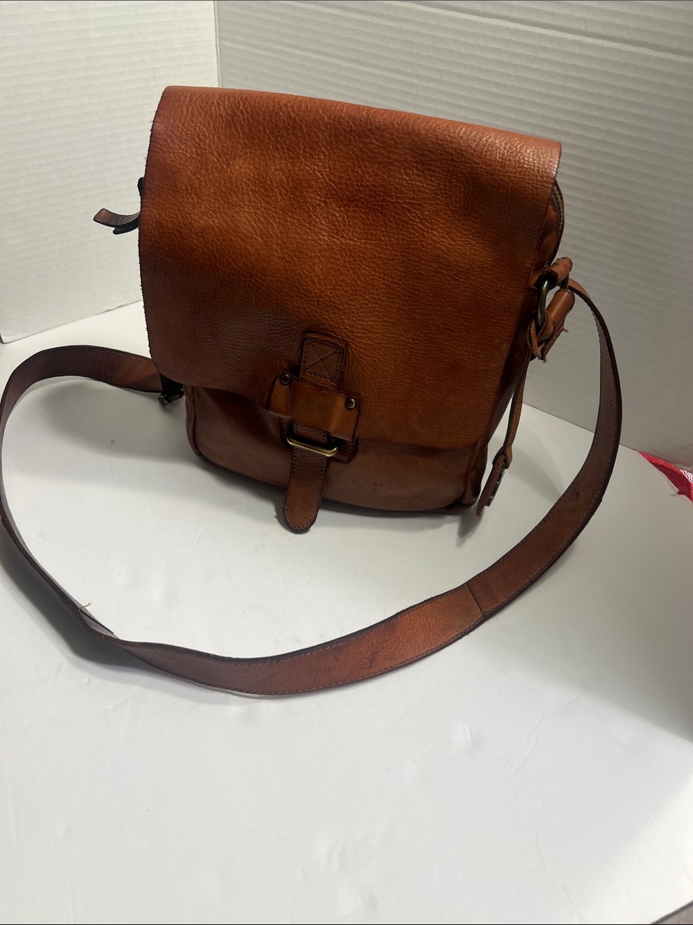 Men's Tan Leather Messenger Bag with Adjustable Strap